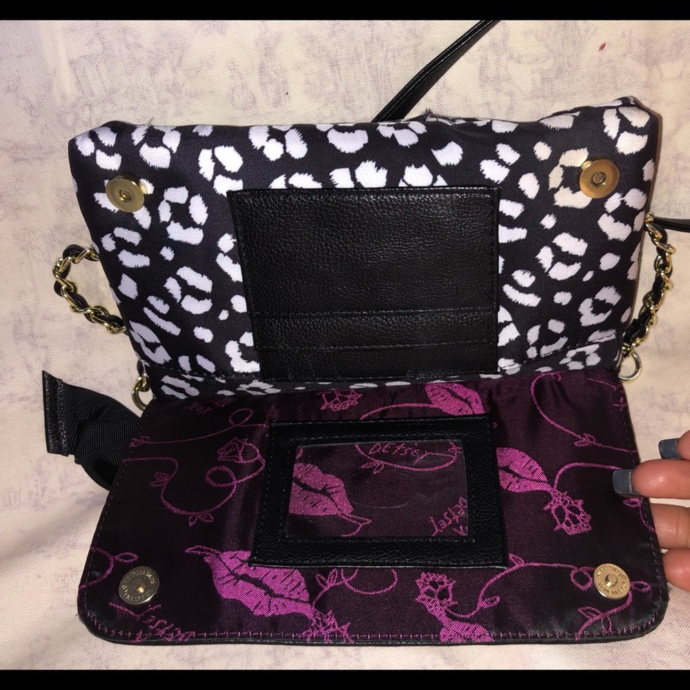 💕$26 SALE Betsey Johnson crossbody